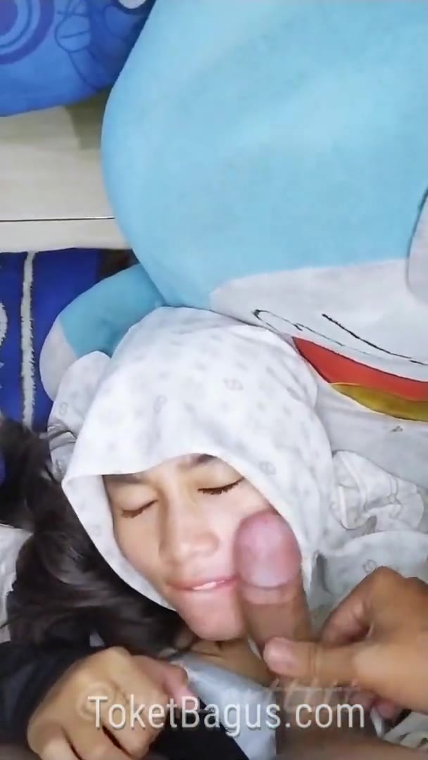 Awek tudung putih telan pejuh