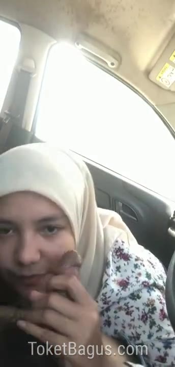 Bu guru batik mesum nyepong dalam mobil