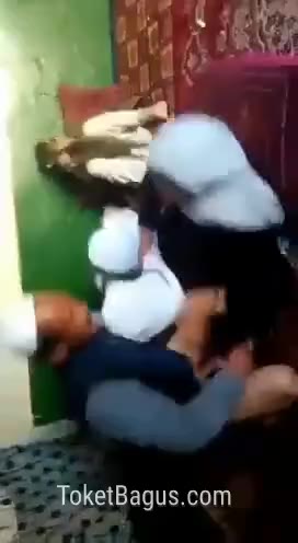 Ustadz Bejat Ngentot Santriwatinya Bergilir