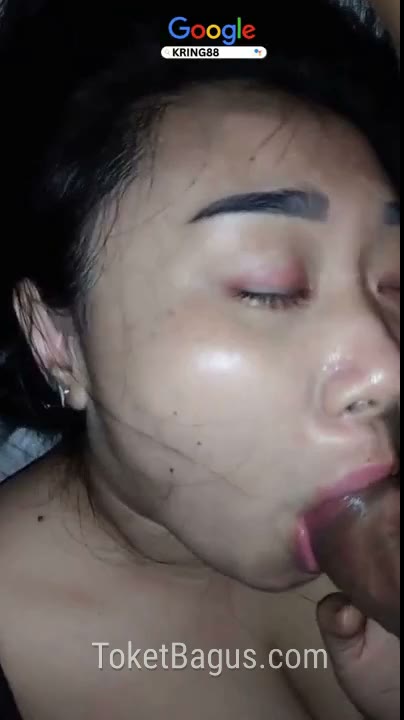 Jejelin kontol gede ke mulut abg minta disepong